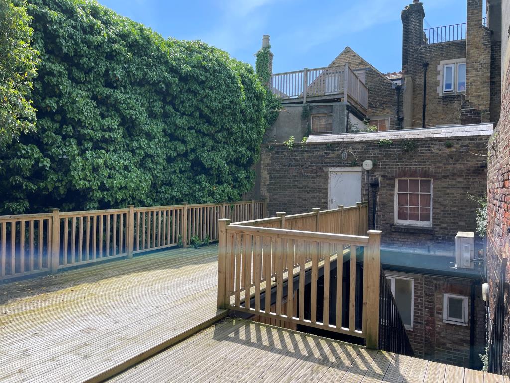Lot: 142 - FREEHOLD PROPERTY WITH VACANT UPPER PARTS - Rear of mid-terraced town centre property